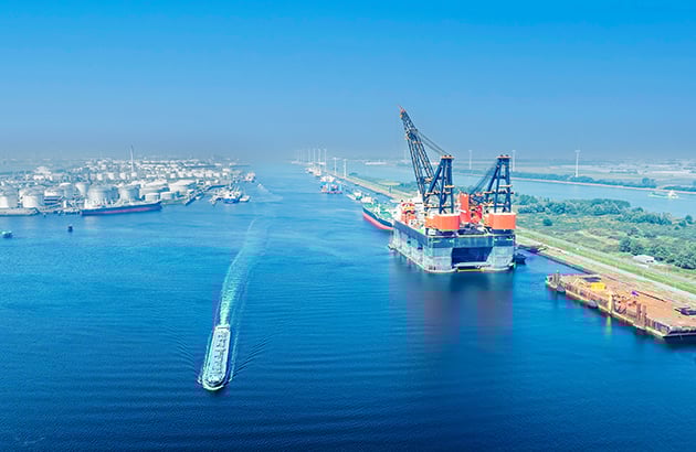 Hamnen i Rotterdam - en symbol för världshandeln 